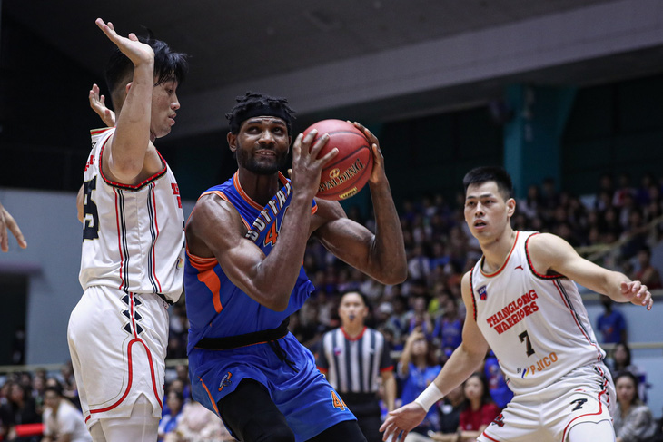 Anthony January (áo xanh) từng giúp Hanoi Buffaloes dẫn đầu VBA 2023 - Ảnh: VBA