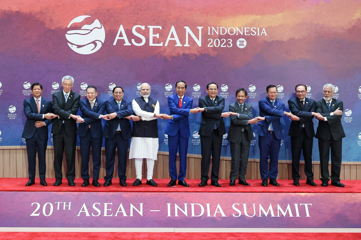 Tổng thư ký Liên Hiệp Quốc Antonio Guterres (thứ 5 từ trái qua) hoan nghênh vai trò hội tụ và cầu nối của ASEAN - Ảnh: TUẤN ANH