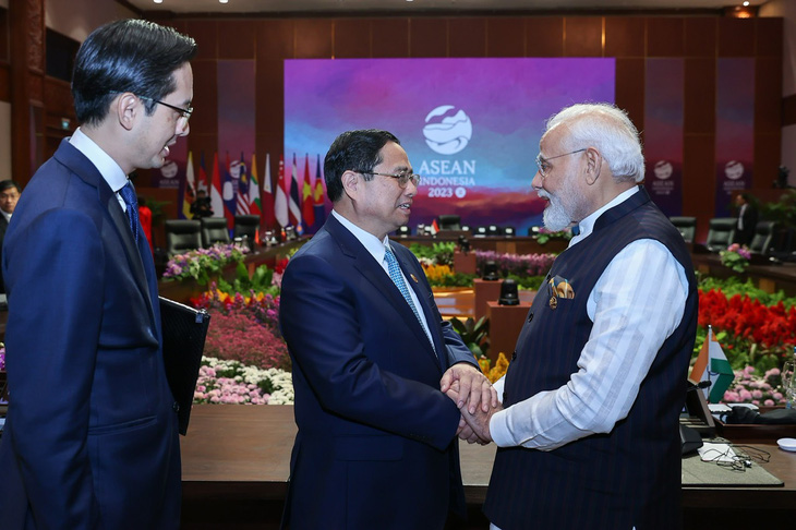 Thủ tướng Phạm Minh Chính trao đổi với Thủ tướng Ấn Độ Narendra Modi - Ảnh: N.BẮC