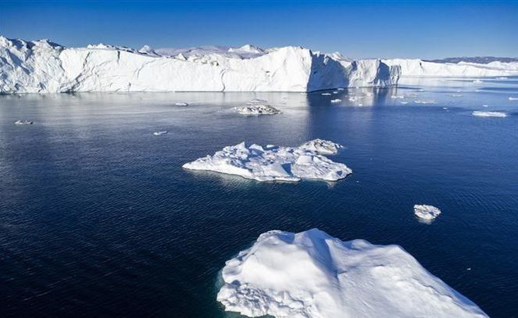 Băng trôi trên vịnh Disko ở Ilulissat, Greenland, ngày 30-6-2022 - Ảnh: AFP