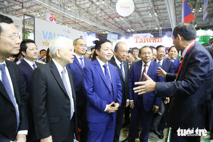 Lãnh đạo Việt Nam tham quan các gian hàng quốc tế đem đến tại hội chợ - Ảnh: PHƯƠNG QUYÊN