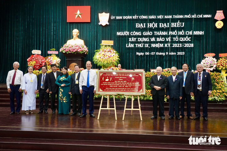 Lãnh đạo TP.HCM trao tặng khánh vàng Đại hội đại biểu Ủy ban Đoàn kết Công giáo Việt Nam TP.HCM lần thứ IX, nhiệm kỳ 2023-2028 - HỮU HẠNH