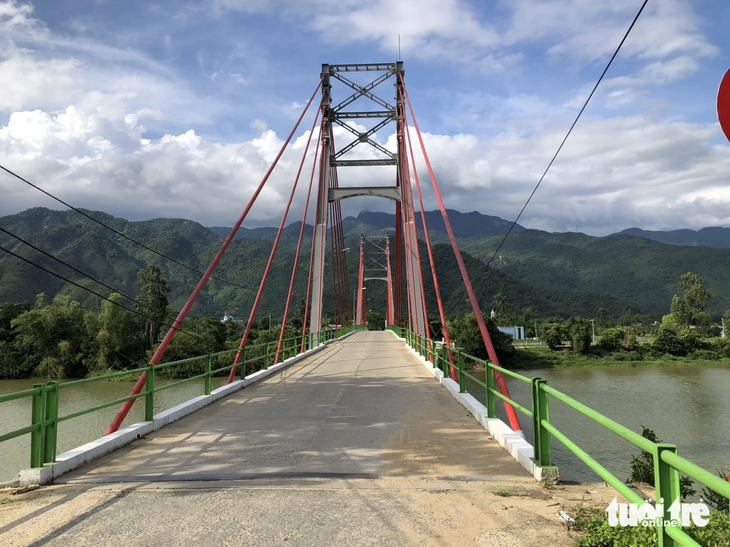 Nhiều phụ huynh lo ngại cây cầu Phò Nam bắc qua sông không an toàn cho các cháu học sinh tiểu học - Ảnh: ĐOÀN NHẠN