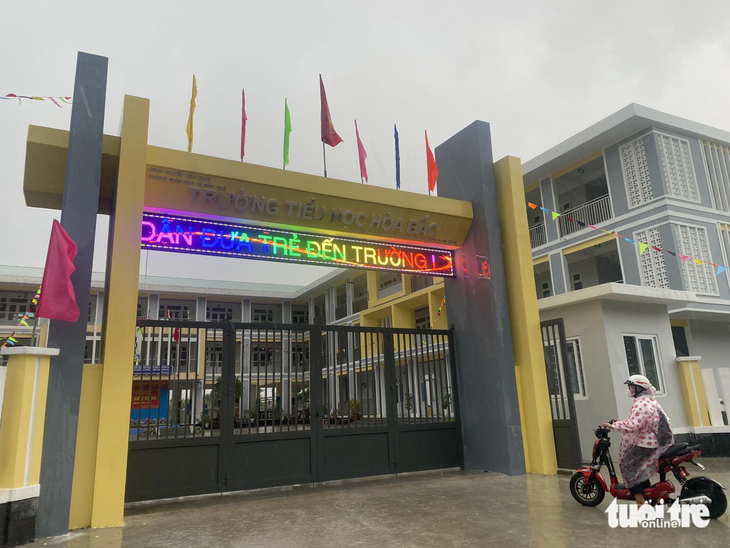 Trường tiểu học Hòa Bắc vừa được xây dựng khang trang tại thôn Phò Nam với kinh phí hơn 25 tỉ đồng - Ảnh: ĐOÀN NHẠN