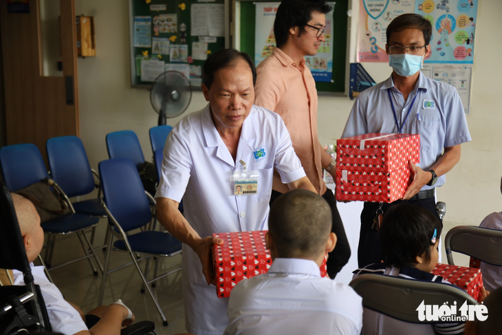 TS.BS Đặng Huy Quốc Thịnh, phó giám đốc Bệnh viện Ung bướu cơ sở 2, trao quà cho bệnh nhi - Ảnh: NGUYÊN KHANG