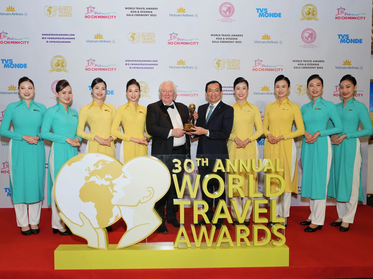 Các phi công, tiếp viên Vietnam Airlines nhận giải thưởng &quot;Hãng hàng không hàng đầu châu Á về dịch vụ phi hành đoàn&quot; - Ảnh: VNA