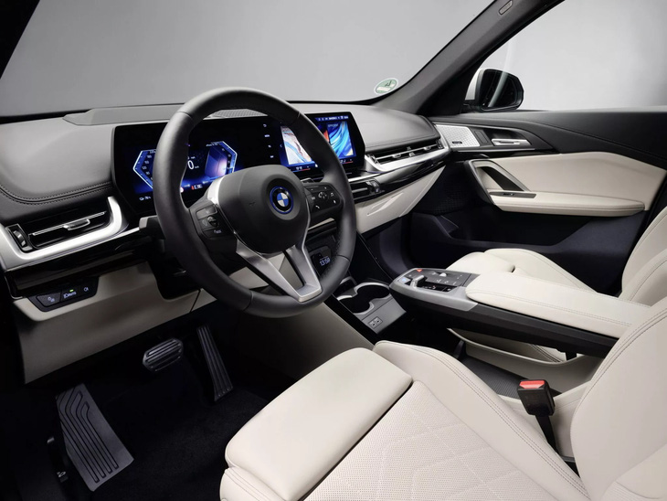 Phần lớn nội và ngoại thất xe tương đồng với bản thấp nhất cũ, tuy nhiên hệ truyền động được hạ thông số xuống một chút giúp tăng tầm vận hành - Ảnh: BMW