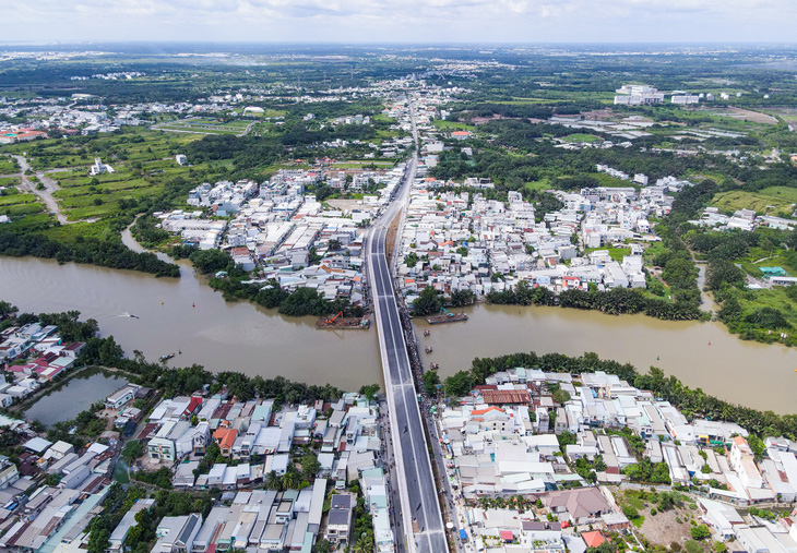 Toàn cảnh cầu Long Kiểng (nối 2 xã Phước Kiển và Nhơn Đức, huyện Nhà Bè) - Ảnh: CHÂU TUẤN