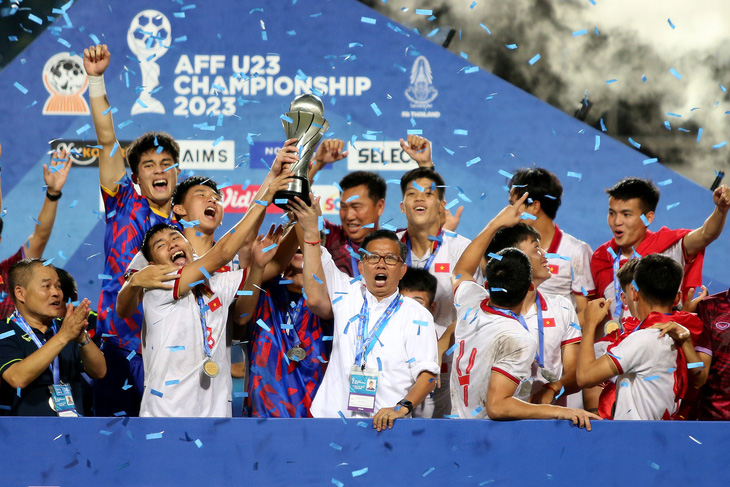 HLV Hoàng Anh Tuấn dẫn dắt Olympic Việt Nam với lực lượng gồm nhiều cầu thủ vô địch Giải U23 Đông Nam Á 2023 - Ảnh: HOÀNG TÙNG
