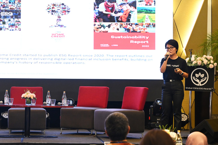Bà Phạm Thị Bích Liên chia sẻ về trao quyền cho người tiêu dùng để xây dựng tương lai bền vững tại hội nghị - Ảnh: Home Credit