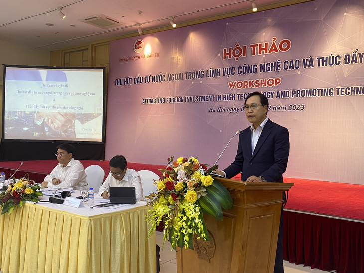 Ông Choi Joo Ho - tổng giám đốc Tổ hợp Samsung Việt Nam - phát biểu tại hội thảo - Ảnh: B.NGỌC