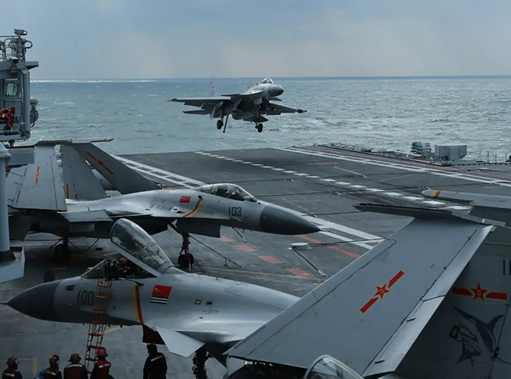 Máy bay chiến đấu J-15 của Trung Quốc trên boong tàu sân bay Liêu Ninh - Ảnh: GETTY IMAGES