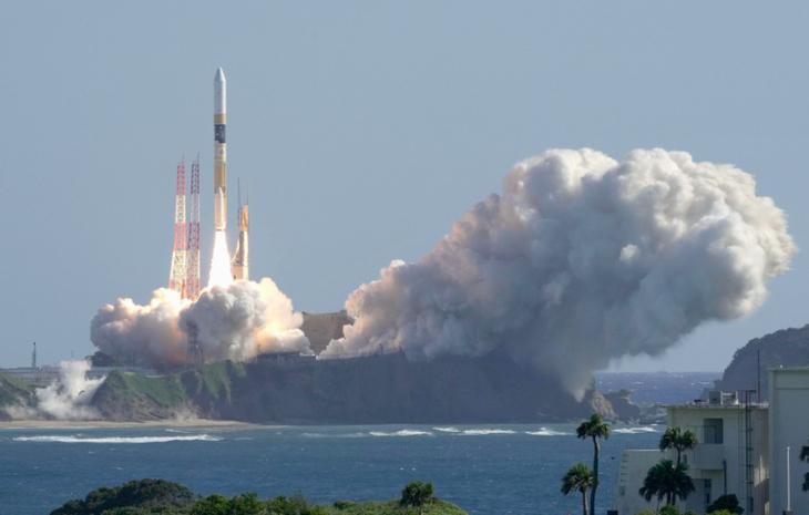 Tên lửa H2A mang theo tàu đổ bộ Mặt trăng SLIM được phóng từ Trung tâm vũ trụ Tanegashima ở tỉnh Kagoshima, Nhật Bản vào ngày 7-9 - Ảnh: KYODO