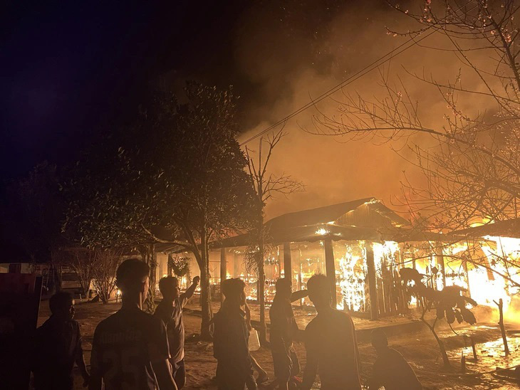 Vụ cháy kinh hoàng khiến 5 nhà dân bị thiêu rụi - Ảnh: P.M.X.