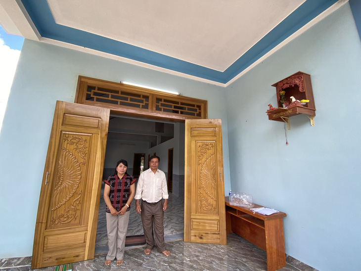 Hai vợ chồng anh Zang vui mừng trong căn nhà xây mới từ sự hỗ trợ của tổ chức, cá nhân - Ảnh: LÊ TRUNG