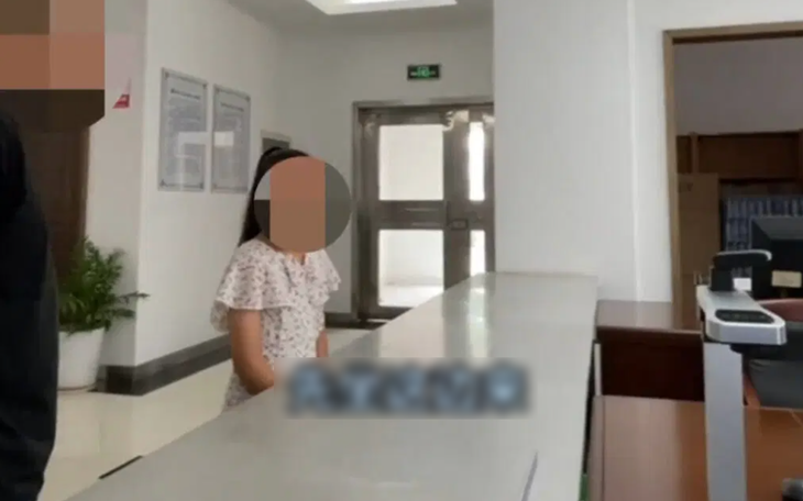 Bé gái 10 tuổi đến đồn cảnh sát "tự thú" vì trộm tiền của ba mẹ