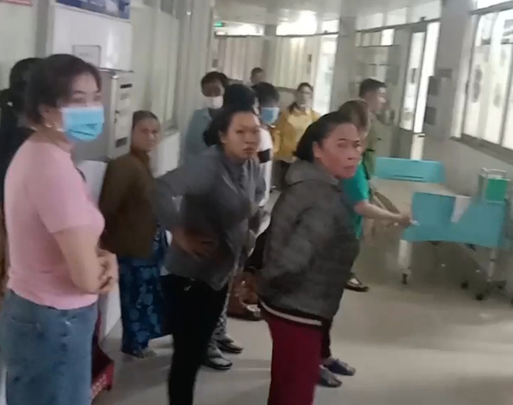 Người nhà tố ê kíp bác sĩ ca trực Trung tâm Y tế TP Vĩnh Long tắc trách khiến bé trai 2 tuổi tử vong - Ảnh: Cắt từ video
