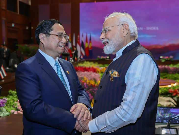 Thủ tướng Phạm Minh Chính trao đổi với Thủ tướng Ấn Độ Narendra Modi về các vấn đề thúc đẩy hợp tác - Ảnh: N.BẮC
