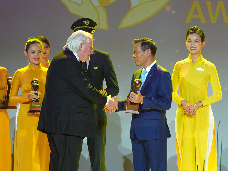 Ông Đặng Anh Tuấn - phó tổng giám đốc Vietnam Airlines - nhận giải thưởng từ Tổ chức World Travel Awards - Ảnh: VNA