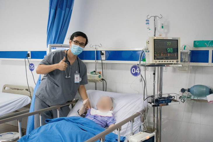 BS Dương Bảo Thạnh -bác sĩ điều trị chính và bệnh nhân T.T.H.T