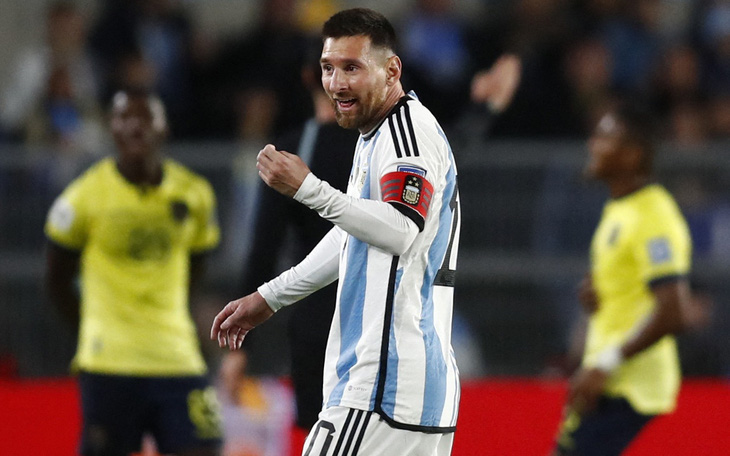 Messi sút phạt ghi bàn giúp Argentina đánh bại Ecuador