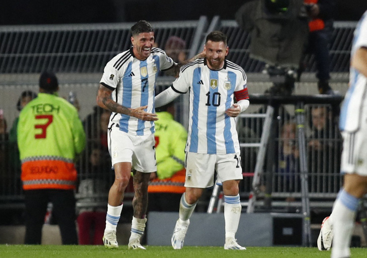 Messi (phải) ghi bàn giúp Argentina đánh bại Ecuador - Ảnh: REUTERS
