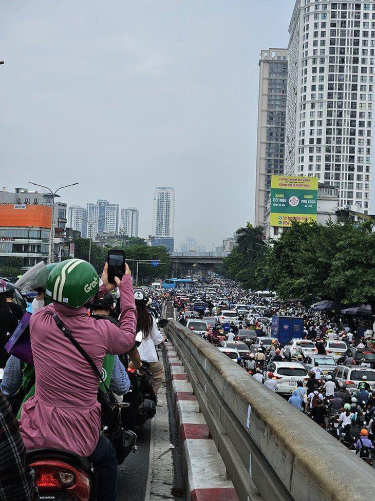 Sáng dậy chuẩn bị tinh thần hòa vào dòng người đi làm công ăn lương...