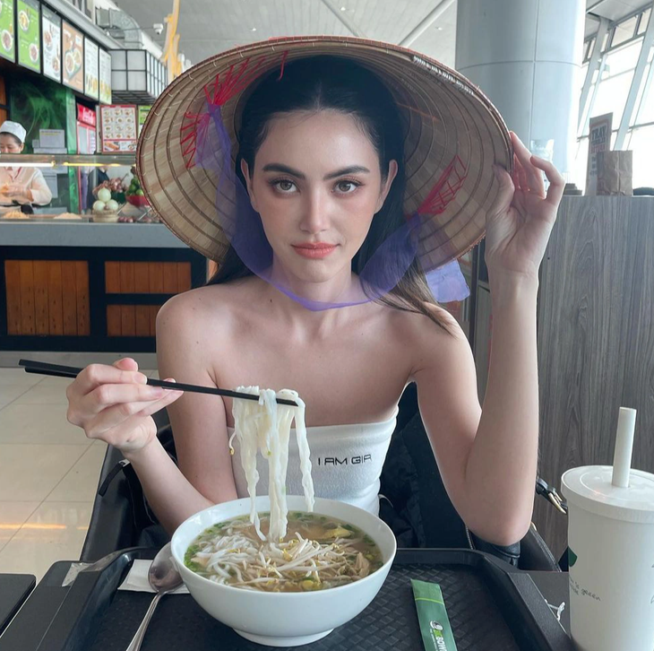 Mai Davika bên hai nét đặc trưng của Việt Nam là phở và nón lá khiến người hâm mộ Việt không khỏi tự hào - Ảnh: Instagram Mai Davika