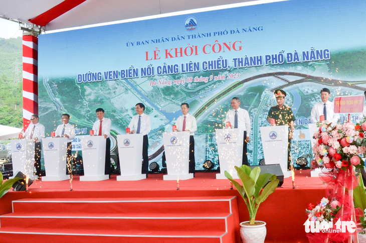Các lãnh đạo TP Đà Nẵng ấn nút khởi công dự án đường ven biển nối cảng Liên Chiểu sáng 8-9 - Ảnh: Q.Đ.