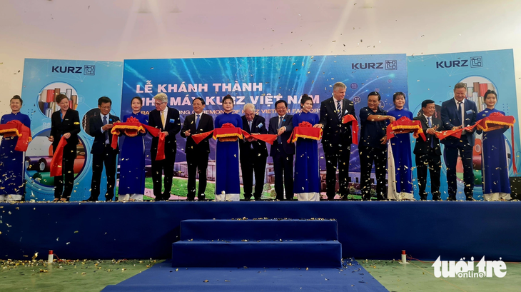 Lãnh đạo tỉnh Bình Định và đại diện Tập đoàn Kurz cắt băng khánh thành nhà máy sản xuất sản phẩm lá phôi dập nóng  tại Bình Định - Ảnh: LÂM THIÊN