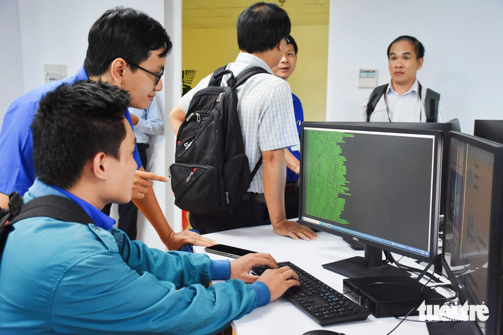 Sinh viên Trường đại học Nha Trang trải nghiệm các phần mềm bảo vệ không gian mạng - Ảnh: TRẦN HOÀI