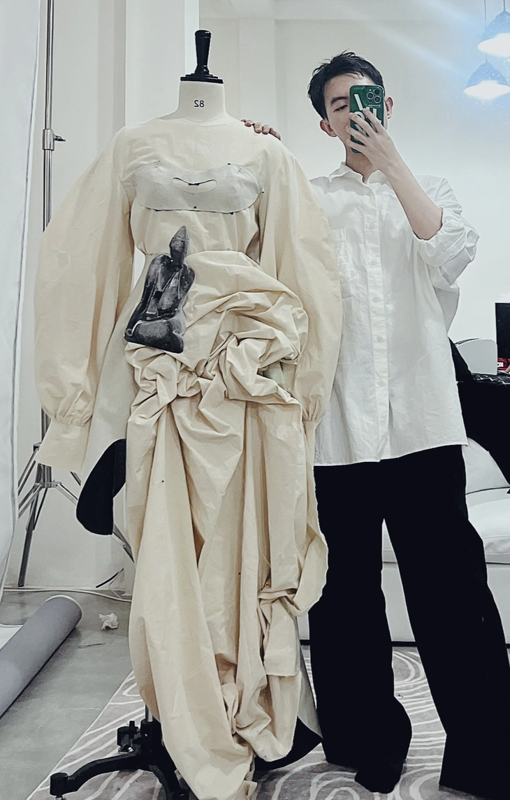 Phan Đăng Hoàng đưa tác phẩm điêu khắc lên thời trang một cách sáng tạo - Ảnh: NVCC