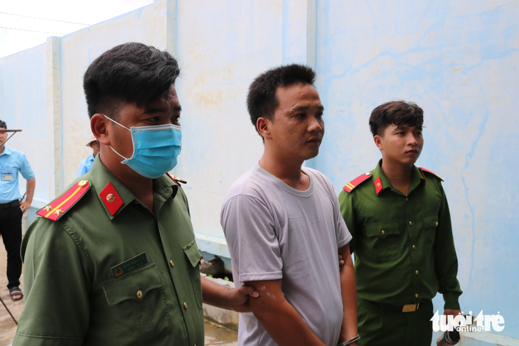 Cơ quan cảnh sát điều tra Công an huyện Châu Thành thi hành lệnh bắt đối với Nguyễn Hoàng Nam - Ảnh: PHẠM HƠN