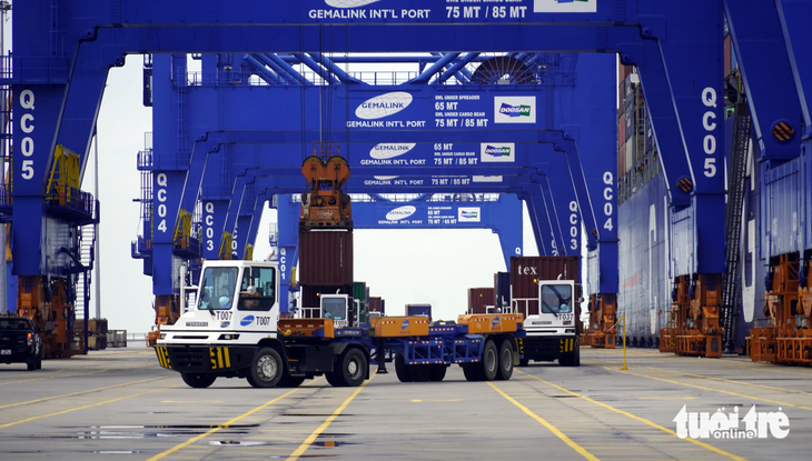 Bốc dỡ container tại cảng Cái Mép - Thị Vải - Ảnh: ĐÔNG HÀ 