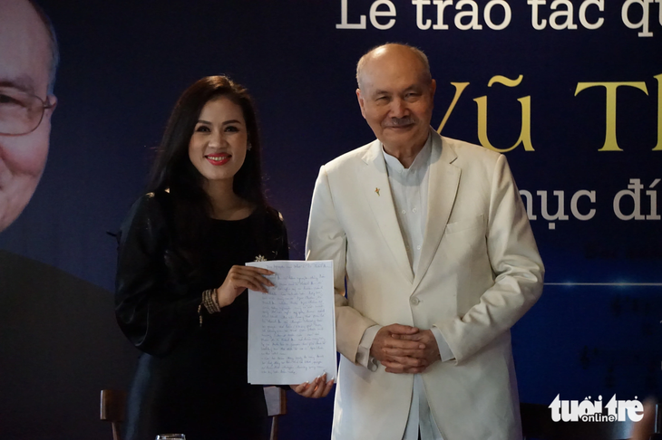 Nhạc sĩ Vũ Thành An trao tặng tác quyền âm nhạc của mình cho công ty mà ca sĩ Ngọc Châm làm đại diện - Ảnh: T.ĐIỂU