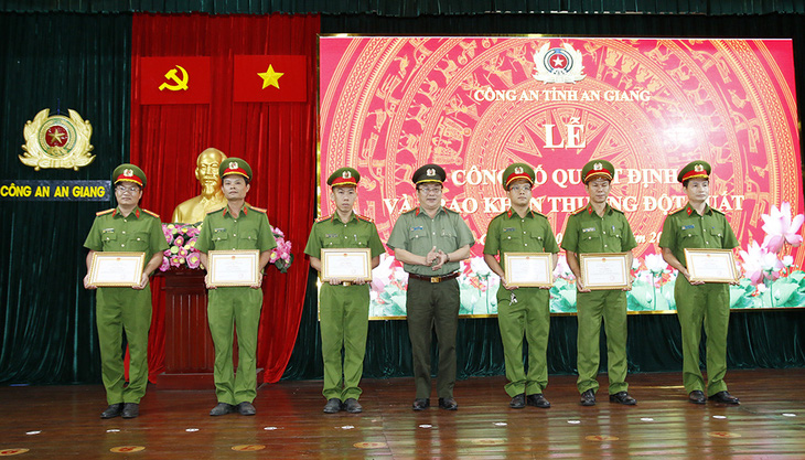 Đại tá Lâm Phước Nguyên - giám đốc Công an tỉnh - trao giấy khen cho các cá nhân có thành tích xuất sắc - Ảnh: TIẾN VĂN