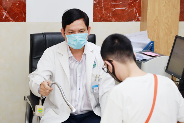 Bác sĩ CKII Đoàn Văn Lợi Em khám cho nam bệnh nhân mắc bệnh lây truyền qua đường tình dục - Ảnh: Bệnh viện cung cấp