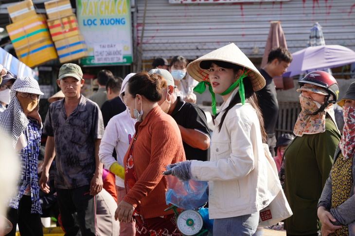 &quot;Ngọc nữ màn ảnh&quot; bất ngờ thành cô gái bán cá cực nhanh nhẹn ở Ninh Thuận