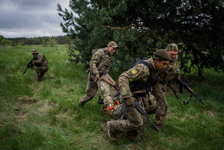 Binh lính Ukraine diễn tập sơ cấp cứu tại vùng Kharkhov hồi tháng 5-2023 - Ảnh: AFP