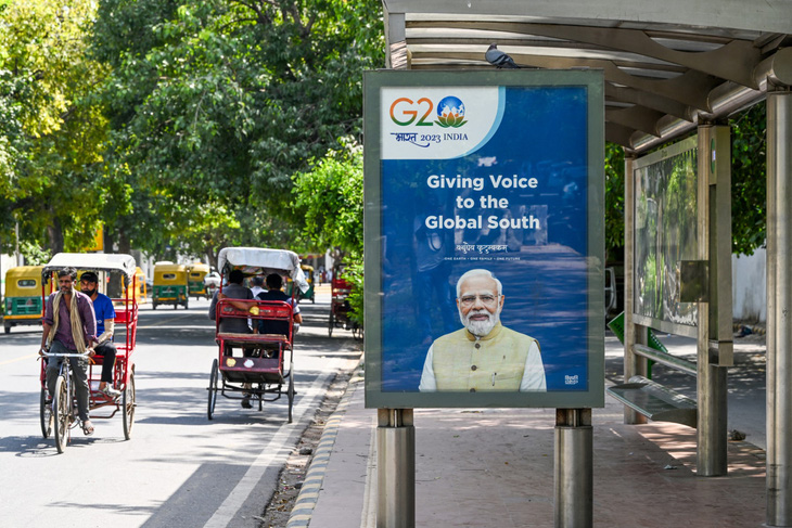 Chân dung Thủ tướng Ấn Độ Narendra Modi cùng thông điệp G20 "Trao tiếng nói cho Nam bán cầu" tại một trạm xe buýt ở thủ đô New Delhi, Ấn Độ hôm 4-9 - Ảnh: AFP
