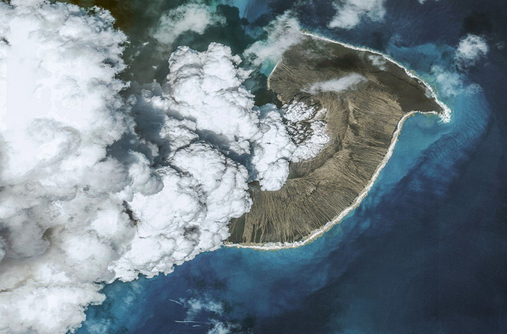 Núi lửa Hunga Tonga-Hunga Ha'apai gây ra sóng xung kích khắp địa cầu và tạo ra một luồng hơi nước bay cao, bơm hàng tỉ kg nước vào tầng bình lưu - Ảnh: Getty Images