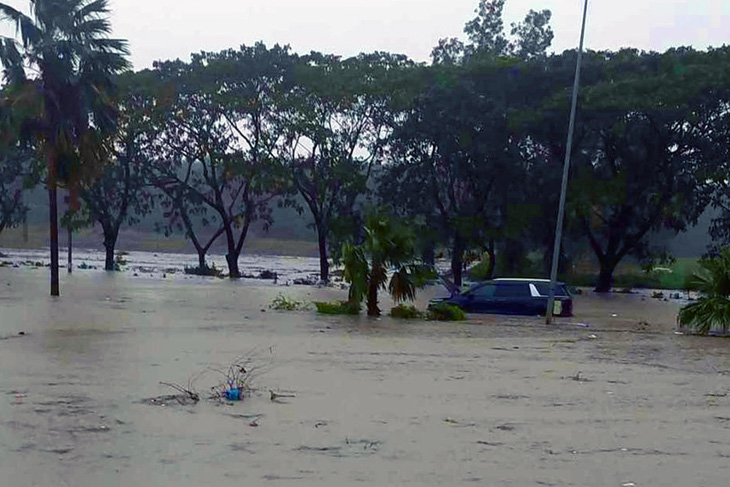 Một chiếc ô tô chôn chân giữa &quot;biển nước&quot; sau cơn mưa lớn - Ảnh: CTV