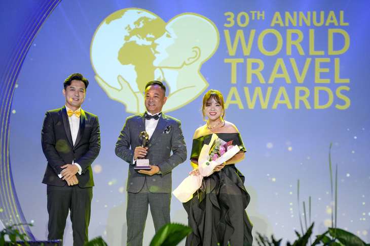 Tổng quản lý của khu nghỉ dưỡng Ana Mandara Cam Ranh, ông Lê Đại Hải (giữa) nhận giải thưởng.