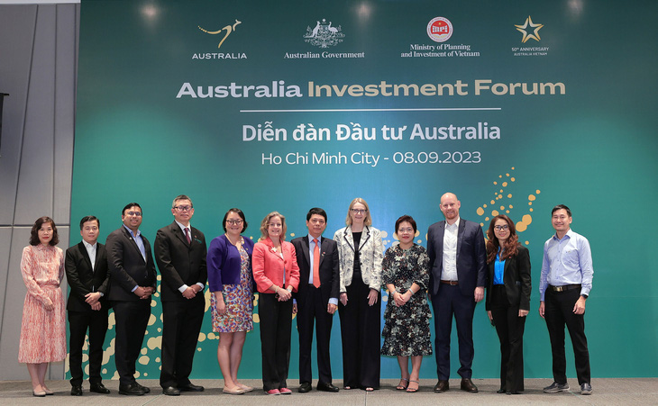 Đại diện chính phủ Việt Nam và Úc cùng các diễn giả tại Diễn đàn Đầu tư Úc 2023, ngày 8-9 - Ảnh: AUSCHAM