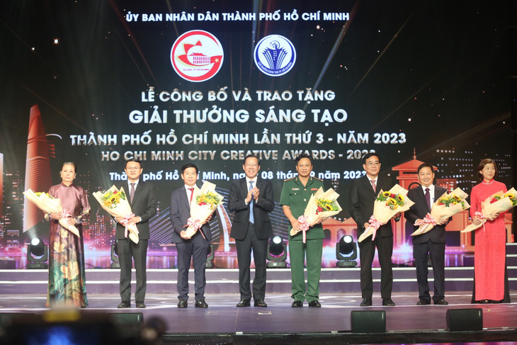 Chủ tịch UBND TP.HCM Phan Văn Mãi trao giải thưởng Sáng tạo TP.HCM lĩnh vực Quản lý nhà nước - Ảnh: PHƯƠNG QUYÊN