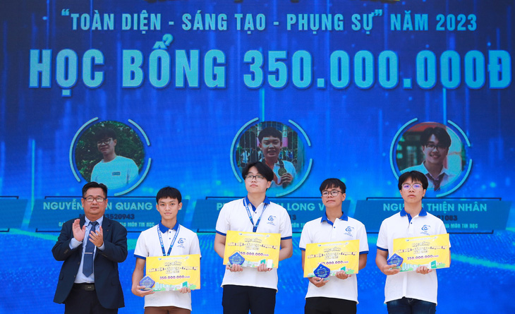 TS Nguyễn Tấn Trần Minh Khang - phó hiệu trưởng nhà trường - trao học bổng cho các tân sinh viên - Ảnh: TRƯƠNG DŨNG