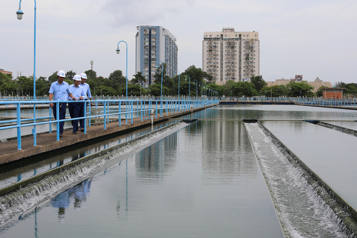 Các nhà máy nước của SAWACO luôn chuẩn bị phương án để điều tiết hệ thống cấp nước khi cần thiết - Ảnh: ĐINH BÍCH