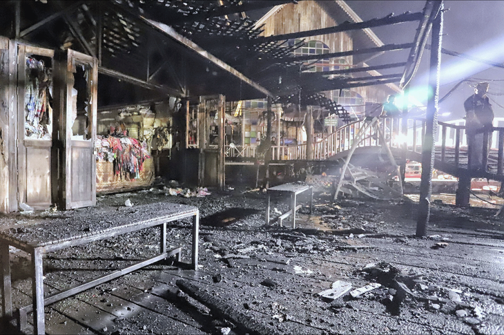 Một góc khu chợ nổi Pattaya bị cháy nham nhở - Ảnh: BANGKOK POST