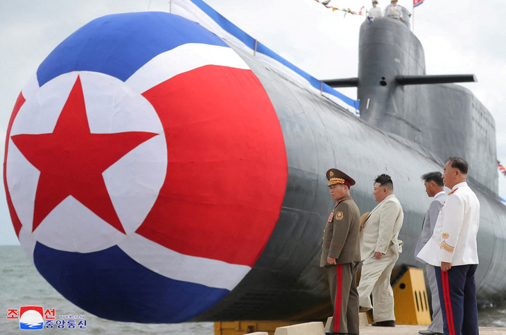 Cận cảnh tàu ngầm tấn công hạt nhân chiến thuật mới của Triều Tiên - Ảnh: KCNA
