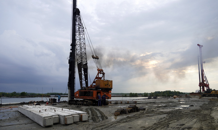 Thi công cầu Phước An nối Bà Rịa - Vũng Tàu với Đồng Nai cũng là một thành tố quan trọng để logistics vùng Đông Nam Bộ phát triển - Ảnh: ĐÔNG HÀ